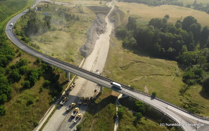 Utilajele transportă piatra pentru amenajarea drumului tehnologic. Foto: Daniel Guță ADEVĂRUL