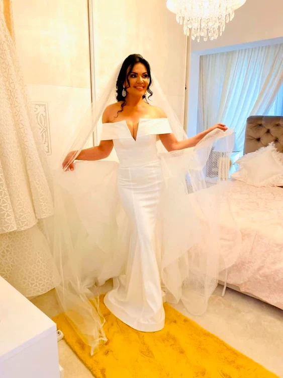 „Cel mai frumos cadou pentru soțul meu”, a scris Ioana în dreptul imaginii în care apare în rochie de mireasă