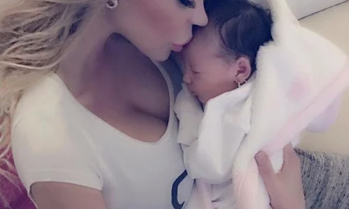 Bianca a născut o pe Sofia în urmă cu o săptămână jpeg