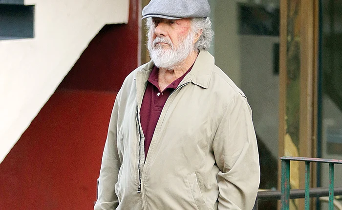 
    După Martie 2016  A ieşit cu  pudelul la  plimbare  