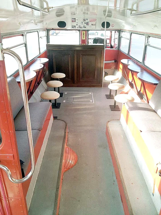 La etaj sunt măsuţe şi scaune pentru petrecăreţi