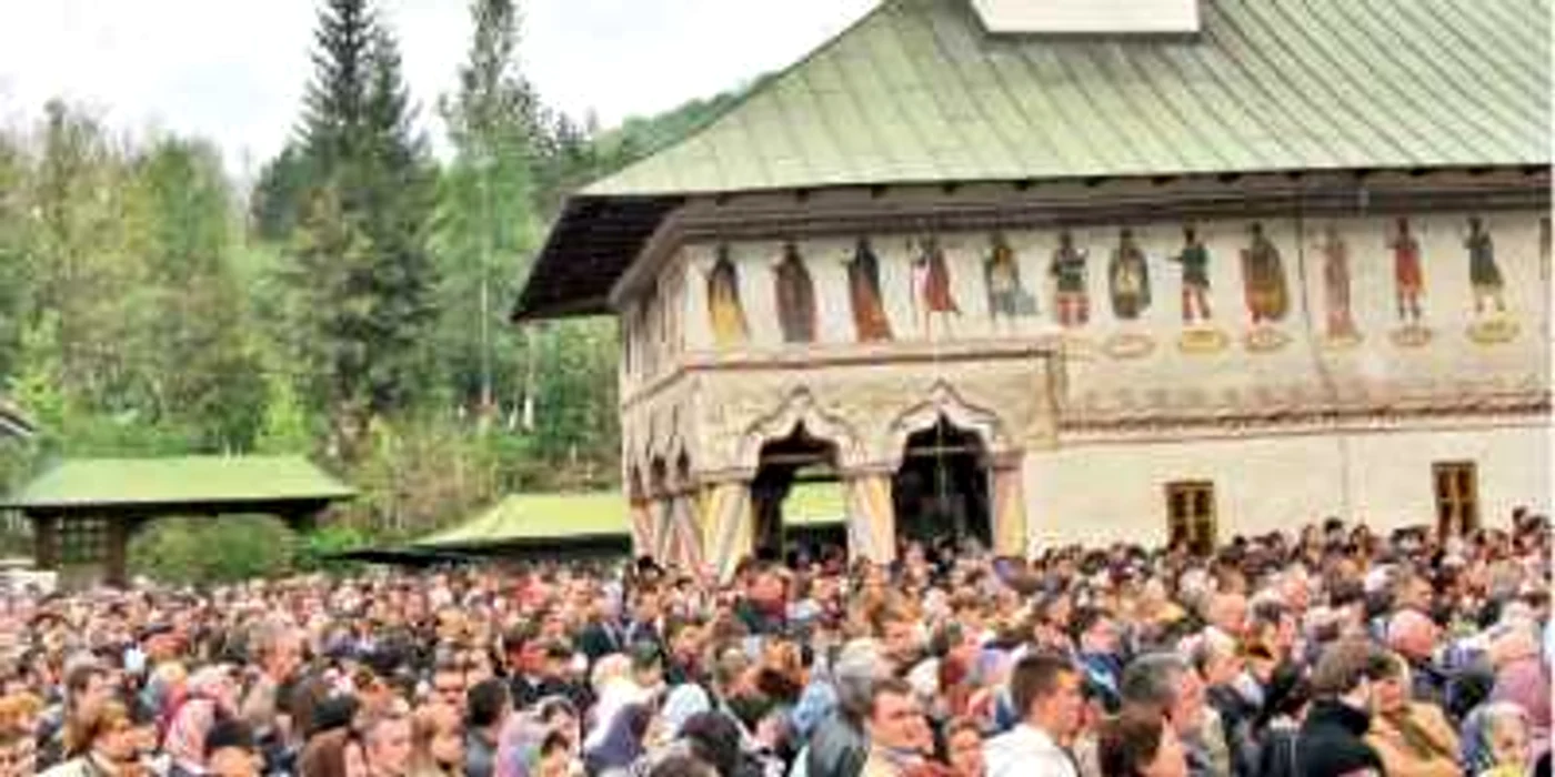 Drumul şi vremea ploioasă i-au ţinut în case pe credincioşi