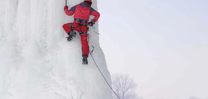 Un alpinist excaladează ţurţurele uriaş format sub podul din Iţcani