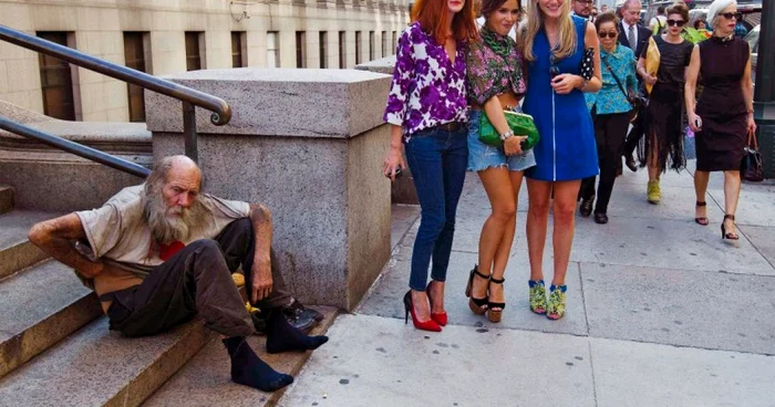 Sărăcia, la un pas de bogăţie, într-o imagine surprinsă la New York Fashion Week  FOTO: Der Spiegel