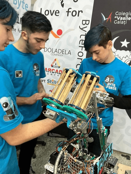 Echipa de robotică care face senzație în lume. Gustav este robotul creat de liceenii de la Galați