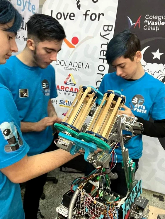 Liceenii lucrează la robotul creat de ei FOTO CNVA