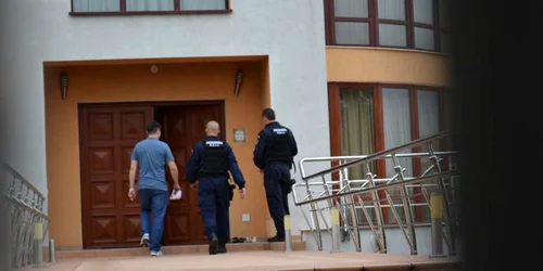 Mascaţii au descins la locuinţa preşedintelui CJ Bacău