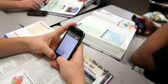 Copiii care deţin telefoane
mobile obţin rezultate scăzute la două dintre cele mai importante materii. Foto elesquiu.com