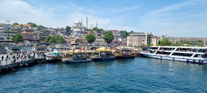 Nave de croazieră pe Bosfor pleacă de pe Cornul de Aur în Istanbul Foto Daciana Stoica pentru Adevăr