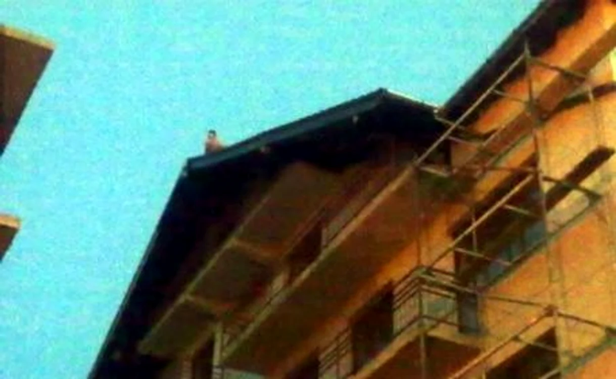 Tânărul a aruncat cu ţigle înspre persoanele aflate de faţă