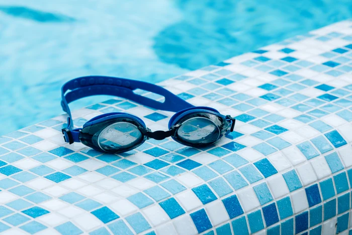 Ochelari la piscină FOTO Shutterstock