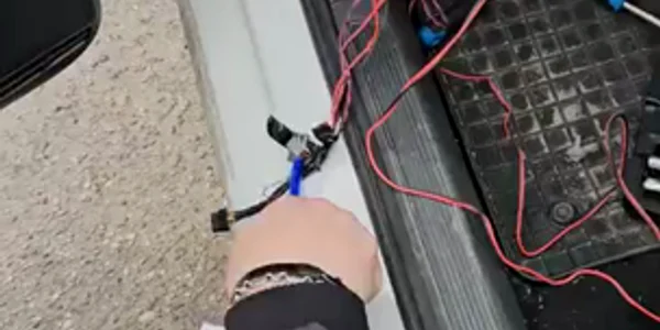 Dispozitiv GPS descoperit de prefectul De Mezzo montat pe mașină (1) mp4 thumbnail png