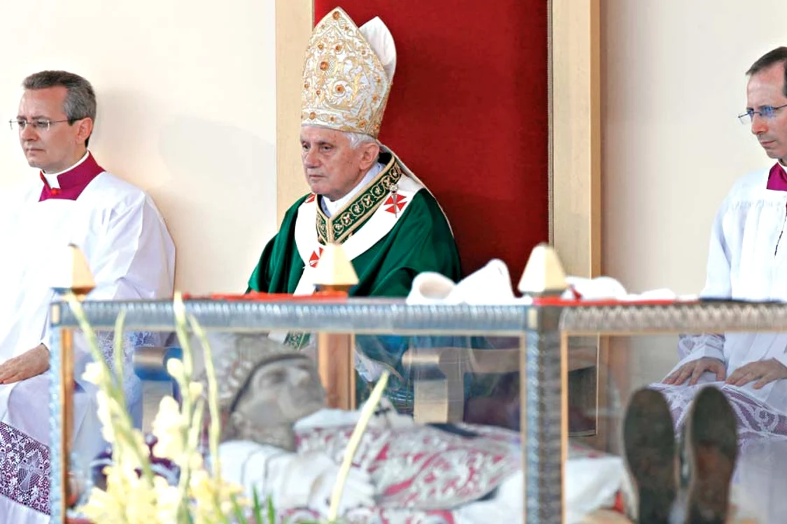 11 februarie 2013: Un fulger a lovit biserica Sf. Petru,  de la Vatican, în aceeaşi zi  în care Papa şi-a anunţat demisia (Fotografii: Reuters)