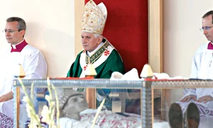 11 februarie 2013: Un fulger a lovit biserica Sf  Petru,  de la Vatican, în aceeaşi zi  în care Papa şi a anunţat demisia (Fotografii: Reuters) jpeg