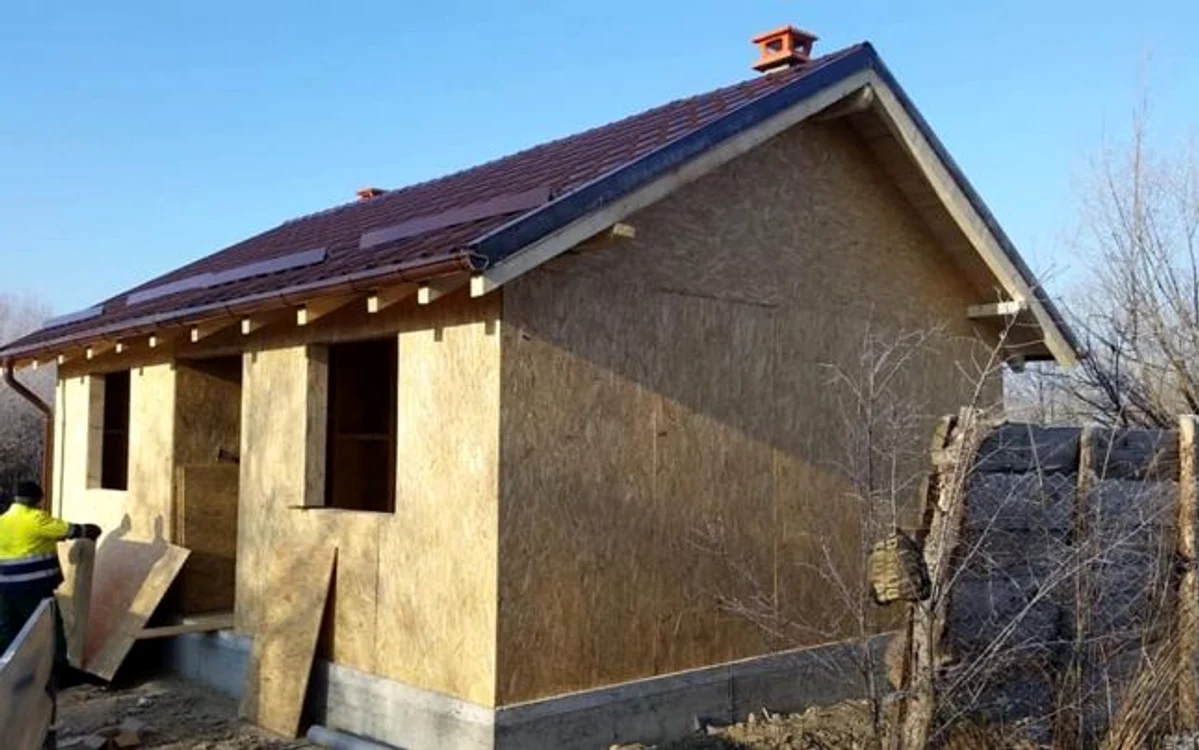 Doi tineri căsătoriți au donat 35.000 de lei, darul primit la nunta lor, pentru noua casă a familiei lui Raul