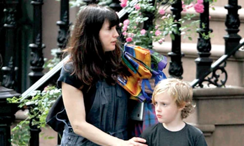 Actriţa Liv Tyler îşi ţine,  drăgăstoasă,  copilul de umeri (fotografii: guliver) jpeg
