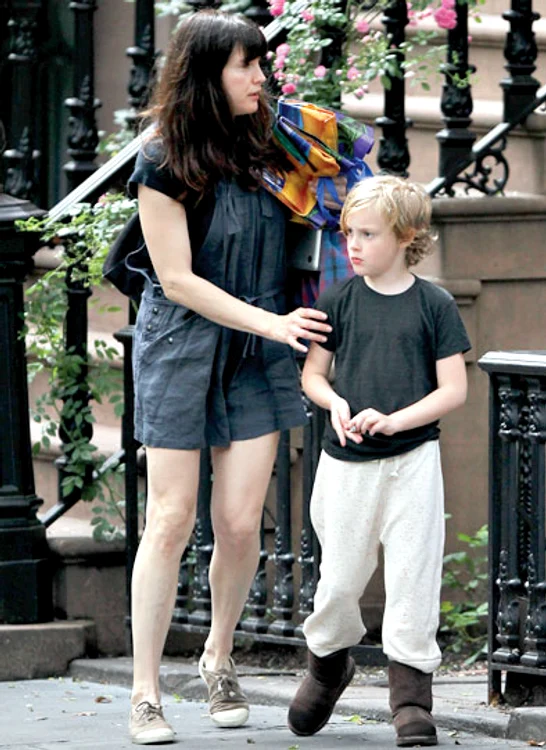 Actriţa Liv Tyler îşi ţine,  drăgăstoasă,  copilul de umeri (fotografii: guliver)