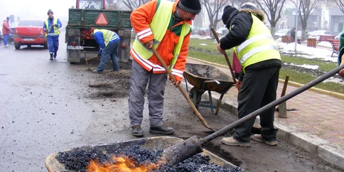 Bitumul gros este încălzit cu lampa de gaz