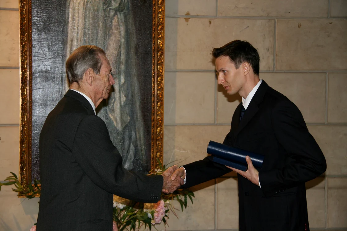 Adrian Buga (foto dreapta) a fost decorat de Regele Mihai FOTO arhiva personală