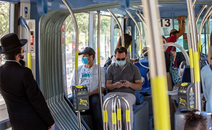 Israel. Locuitorii din Ierusalim nu se despart de masca de protecţie