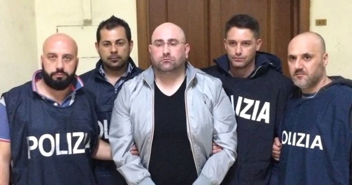 Roberto Manganiello (centru), mafiotul prins de „băieţii de la pizza“ FOTO Italia Post