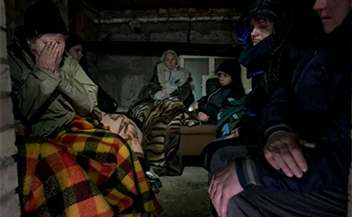 Oamenii se ascund de bombe în adăposturi