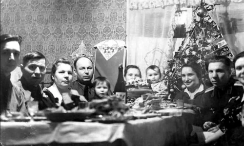 Ornamente cu chipul lui Stalin şi matinee în care copiii proslăvesc comunismul  Cum era sărbătorit Revelionul în URSS jpeg