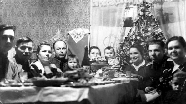 Ornamente cu chipul lui Stalin şi matinee în care copiii proslăvesc comunismul Cum era sărbătorit Revelionul în URSS jpeg