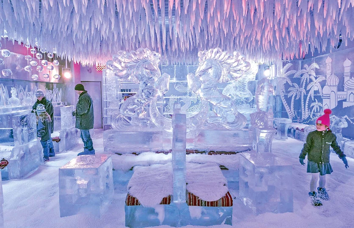 Emiratele Arabe Unite. Chillout Ice Lounge este ”regatul de gheaţă” din inima deşertului