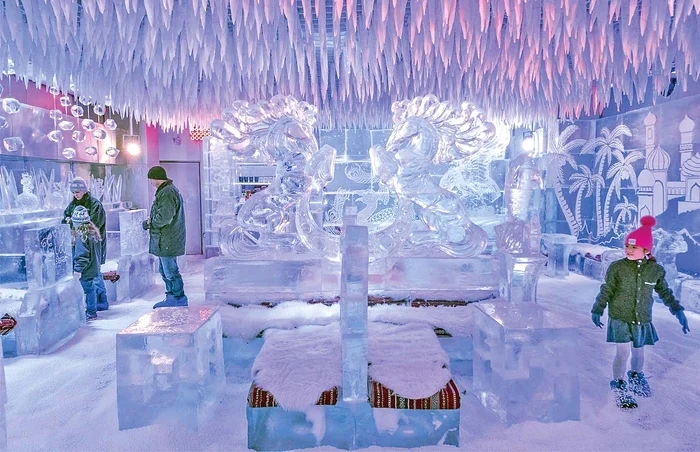 Emiratele Arabe Unite. Chillout Ice Lounge este ”regatul de gheaţă” din inima deşertului