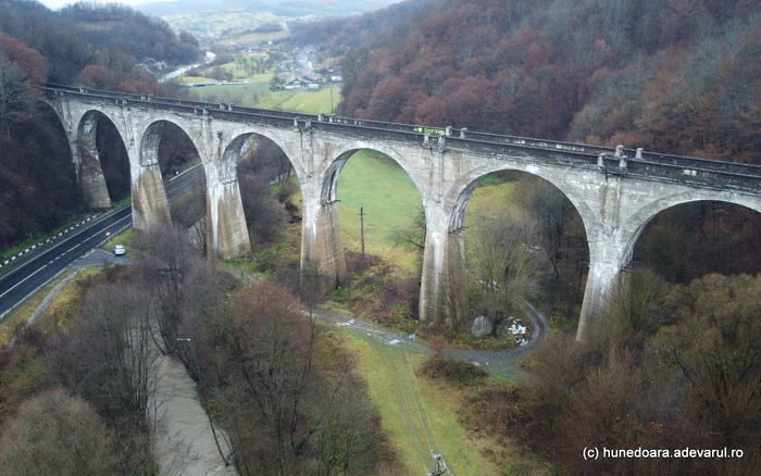 Viaductul Luncoi, monumentul emblematic al fostei căi ferate din Metaliferi. Foto: Daniel Guță
