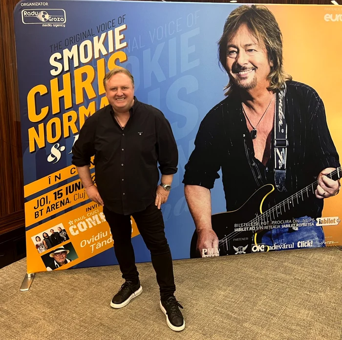 Impresarul Radu Groza și afișul concertului Chris Norman, de la Cluj