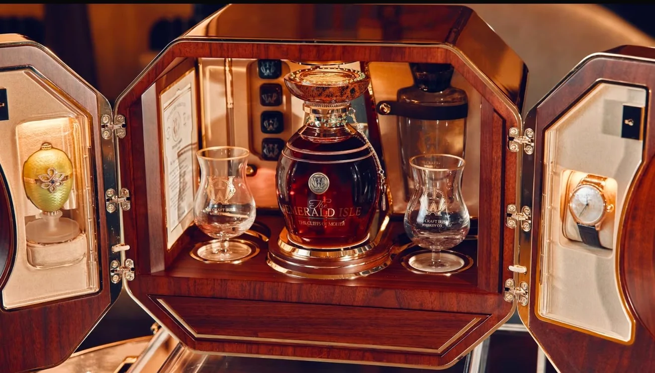 O sticlă de whisky The Emerald Isle a stabilit un record mondial (The Craft Irish Whisky Co.)