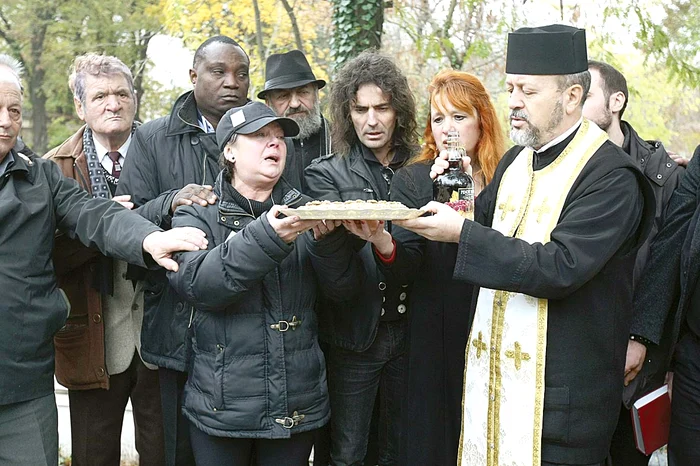 A împărţit pacheţele cu mâncare la cimitir