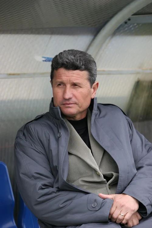 
    Gigi Multescu, un antrenor care-şi bate finul pe unde îl prinde  