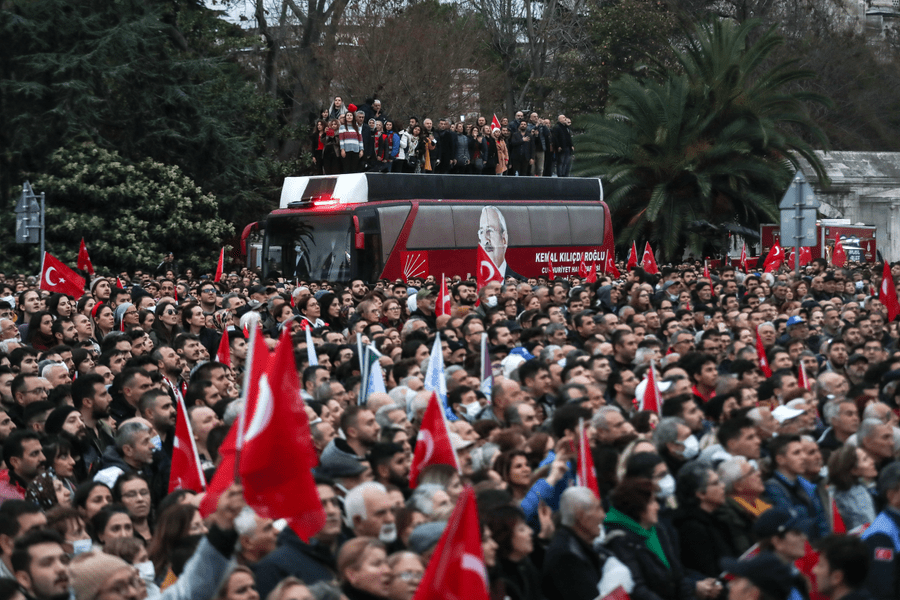Mii de oameni în stradă la la Istanbul, după condamnarea primarului Imamoglu