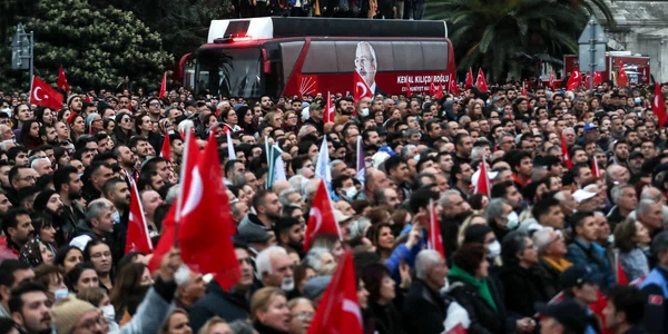 Mii de persoane s-au adunat la Istanbul după condamnarea primarului Imamoglu FOTO EPA-EFE