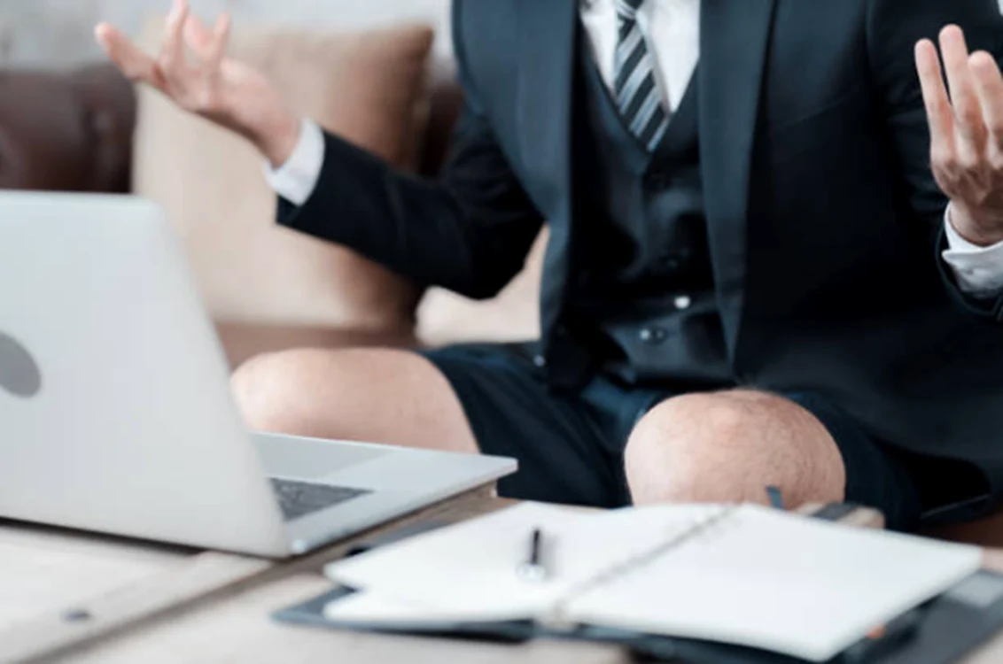 Bărbat în pantaloni scurți la serviciu. Foto: IStock/Burin Pochai