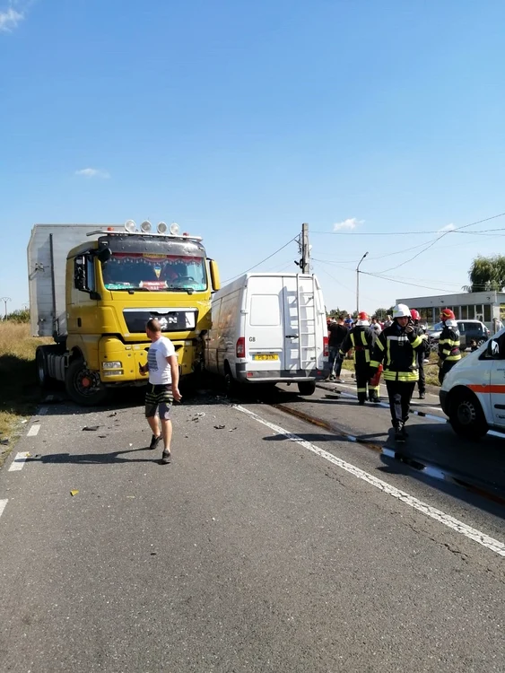 Cinci persoane, duse la spital în urma unui accident produs pe DN 1 B
