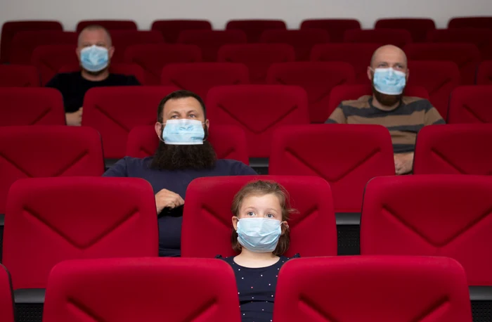 
    Angajații cinematografelor și spectatorii vor fi obligați să poarte mască de protecțiefoto: Shutterstock  