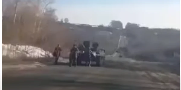 Soldaţi ruşi rămaşi fără combustibil pe un drum FOTO You Tube/Abe