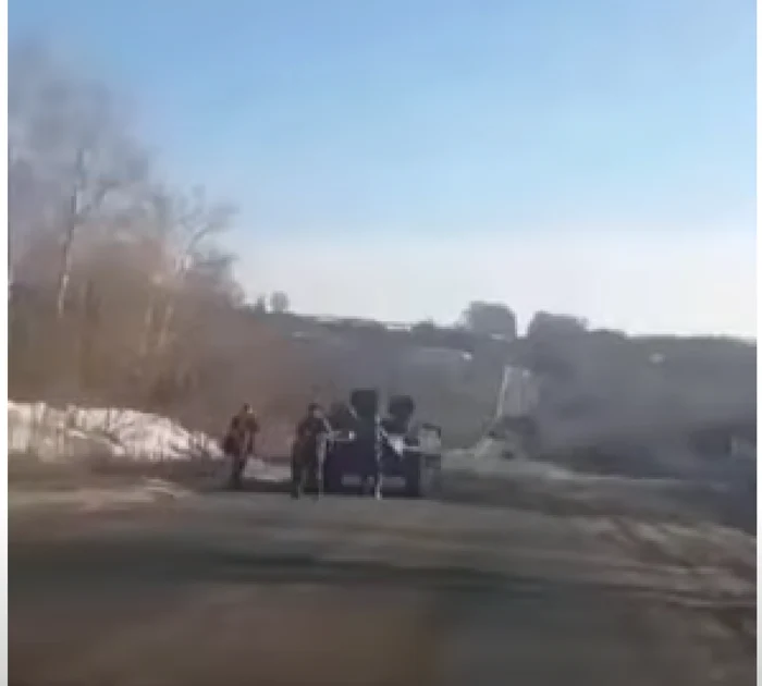 Soldaţi ruşi rămaşi fără combustibil pe un drum FOTO You Tube/Abe