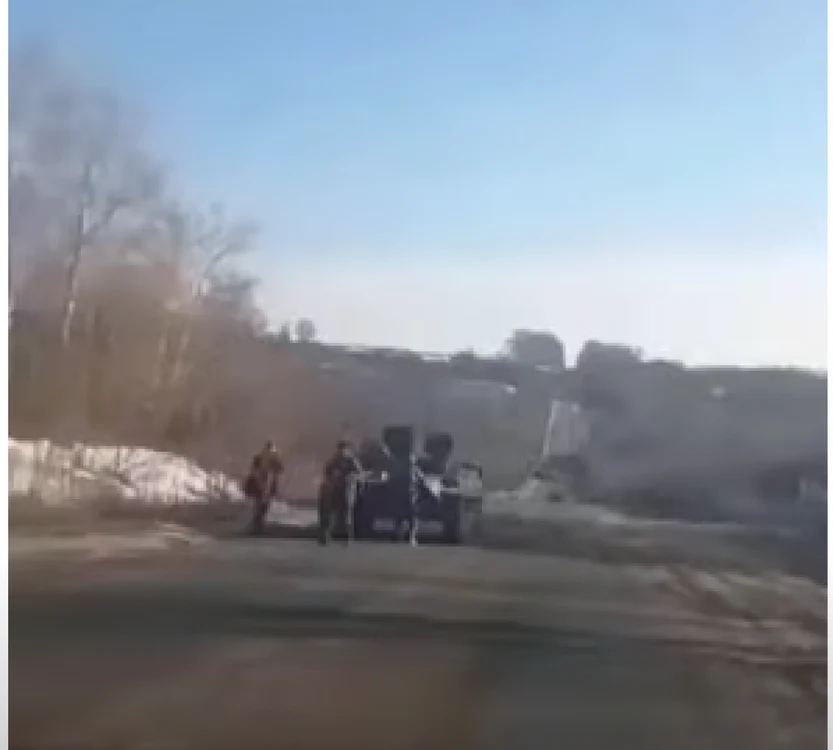 Soldaţi ruşi rămaşi fără combustibil pe un drum FOTO You Tube/Abe