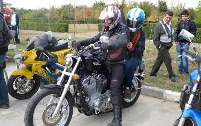 Tinerii au fost încântaţi şi nu au ezitat să facă o "tură" alături de "lupi"