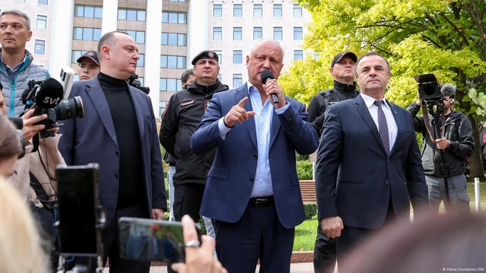 La "protestul de masă" de jumătate de oră al Blocului Patriotic au venit doar 200 de persoane