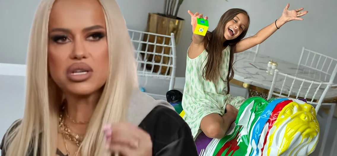 Anda Adam, mândră tare de fiica ei, Evelin, care face spectacol cu cubul rubic  