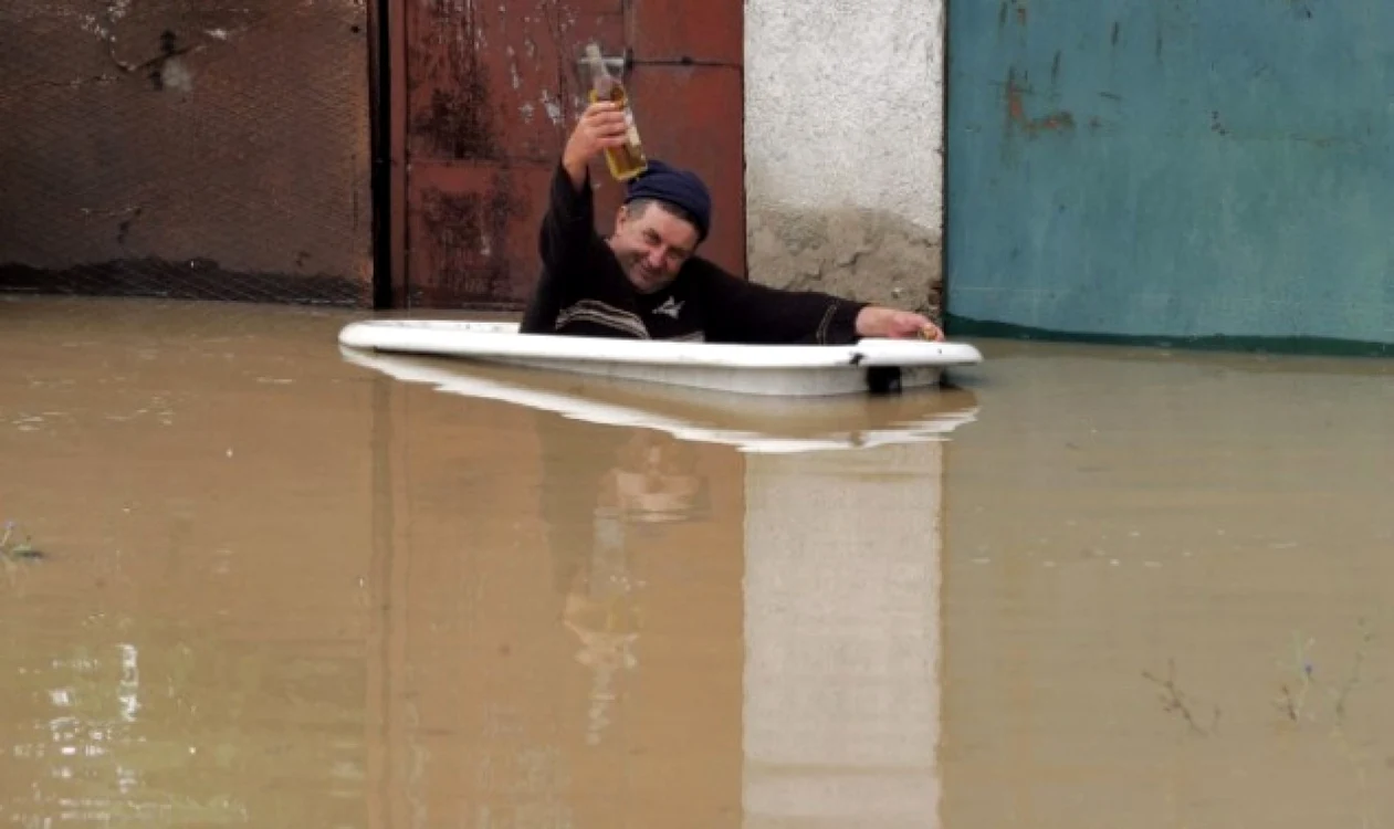 Domnul din fotografie poate deveni cu uşurinţă un personaj dintr-un banc
