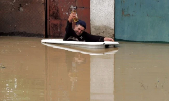 Domnul din fotografie poate deveni cu uşurinţă un personaj dintr-un banc