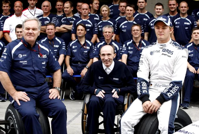 Frank Williams în mijlocul echipei sale la startul unui nou sezon din Formula 1FOTO: EPA