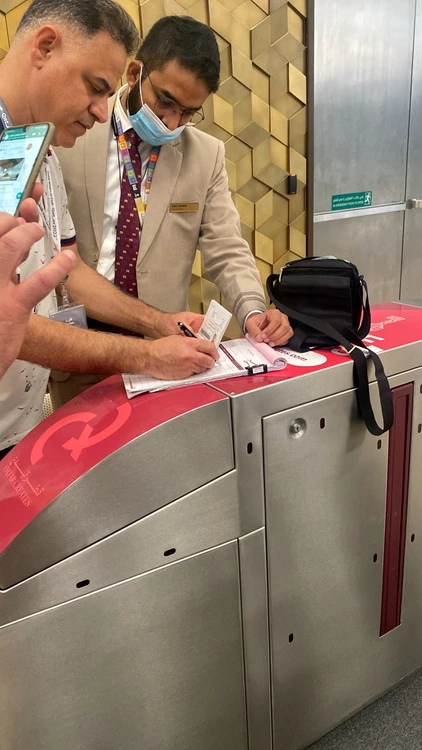 Hassan (stânga), completând formularul pentru a-și lua borseta înapoi. FOTO: Farid Shoarian Satari